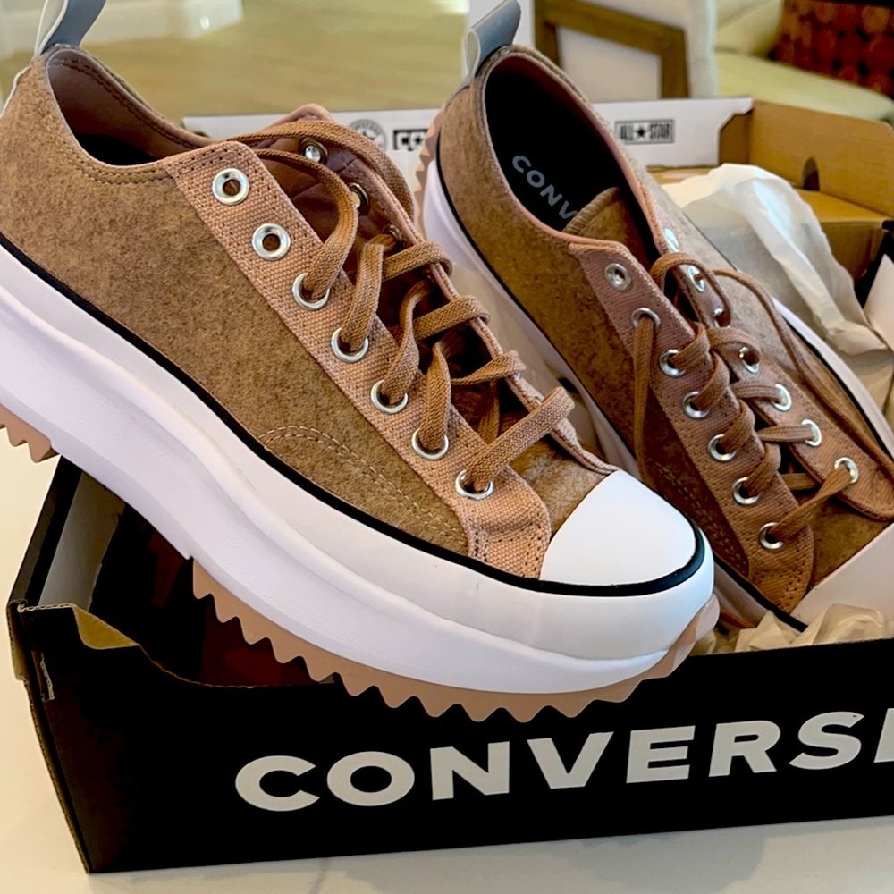 Converse run star hike UK 7.5 which is equivalent to a woman’s size 10 in the US